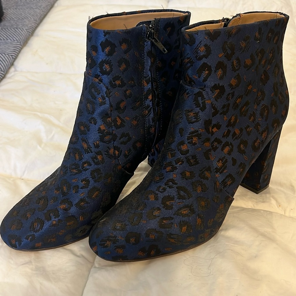 Banana Republic shoes booties with navy blue animal print